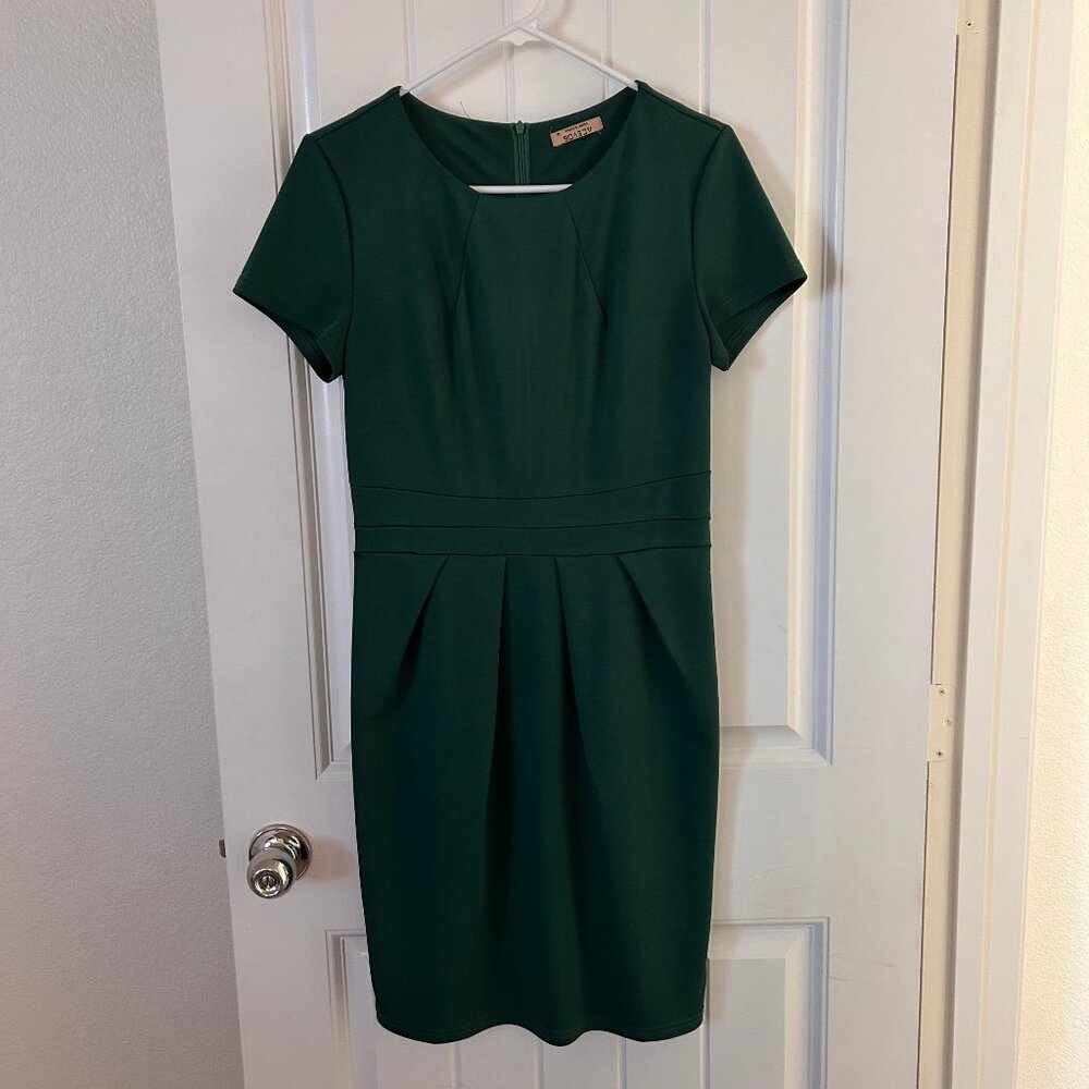 Short-Sleeve Dress with Scoop Neck in Size Medium